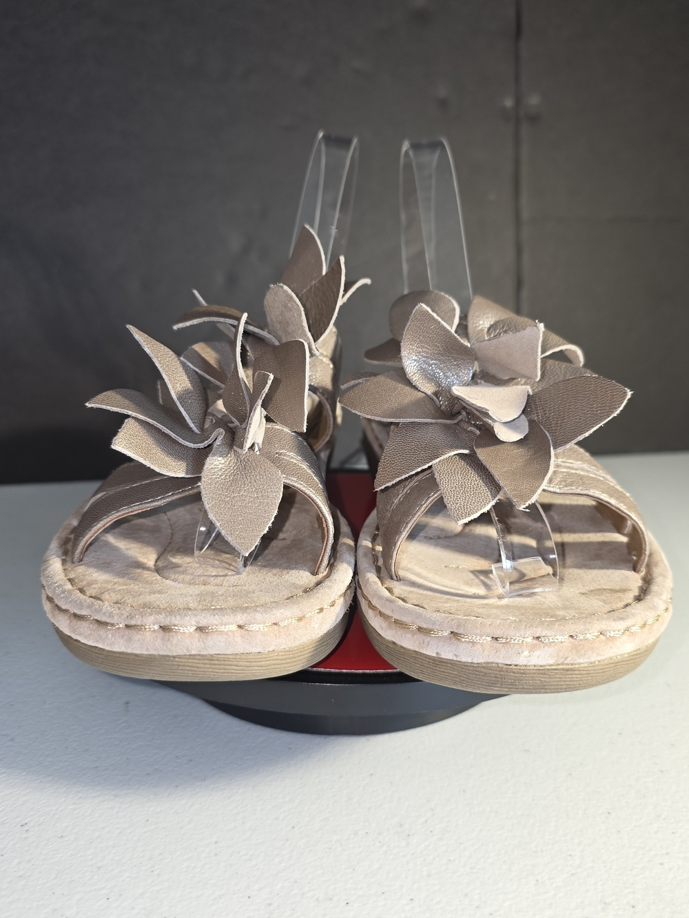 Clarks Artisan Amaya Lily Platinum Floral Strap Wedge Sandals Sz 8 - Picture 3 of 13